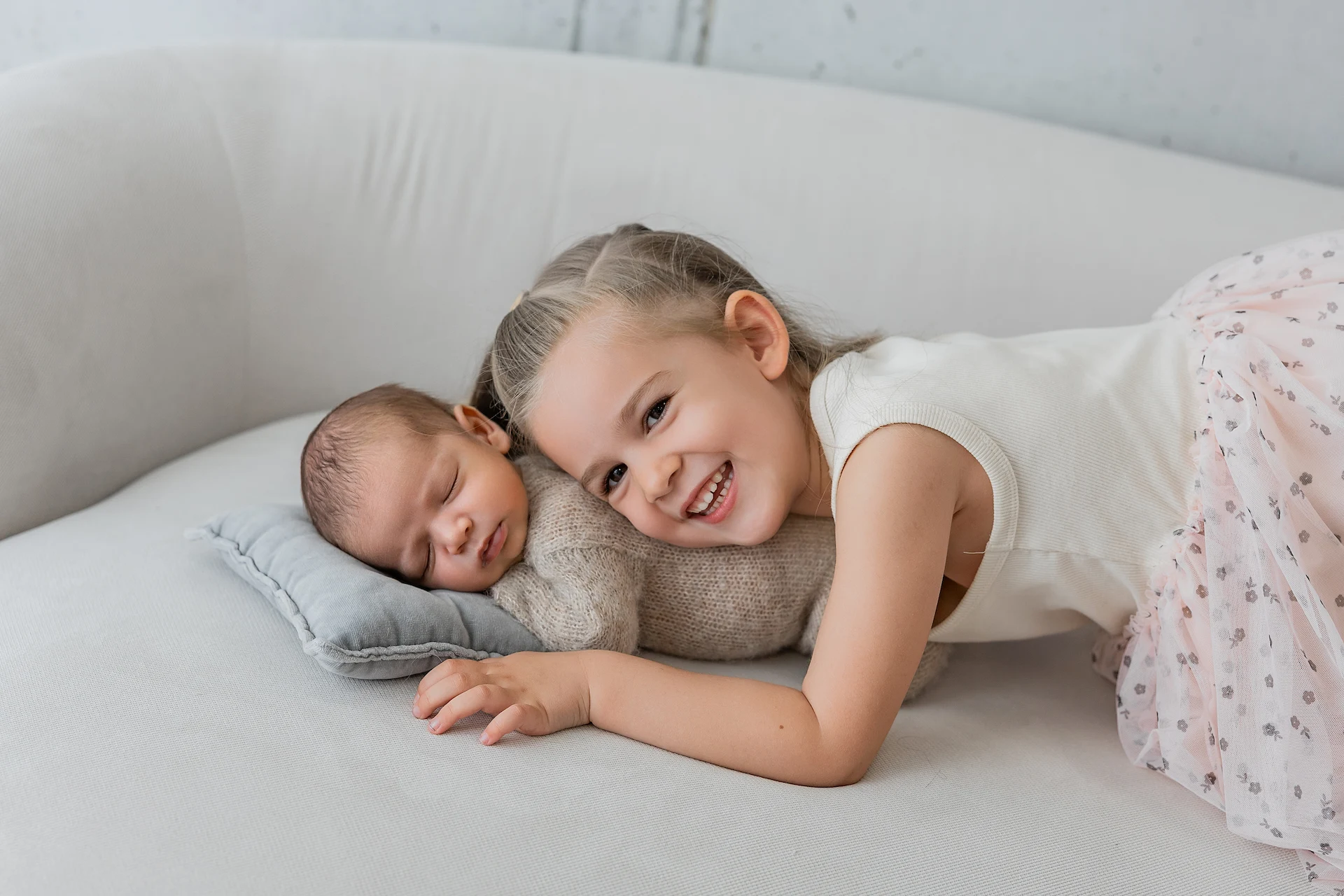 andrea williner photography neugeborenenshooting geschwisterbild